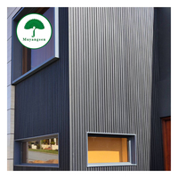 Revêtement mural en panneaux composites bois-plastique (WPC) rainurés gris imperméables pour la décoration extérieure architecturale