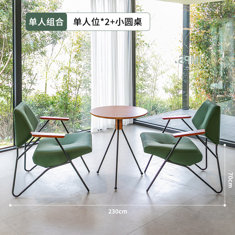 Une table et deux chaises [vert foncé]