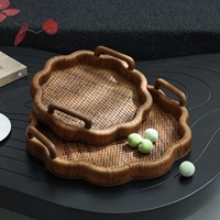 Plateau de service en rotin tissé à la main Flolenco, forme de fleur festonnée, plateau décoratif avec poignées en bois massif pour table basse