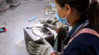 Support de montage de robot industriel en acier inoxydable personnalisé, structure de cadre renforcée à motifs multi-trous pour les systèmes d'automatisation