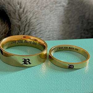 Cincin Janji Pasangan dari Baja Anti Karat dengan Ukiran untuk Pria Wanita, Dapat Ditumpuk, Cincin Inisial Kustom yang Dipersonalisasi - Product Image 3