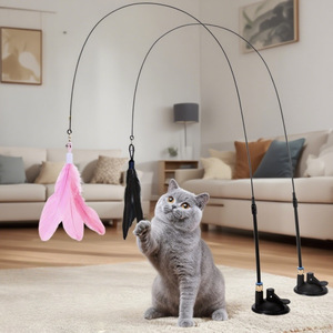 Juguetes modernos para gatos: Varita interactiva con plumas, plumas de repuesto desmontables, alambre de acero, ventosa súper fuerte, en caja. - Product Image 1