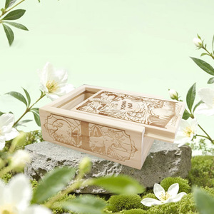 Caja pequeña de madera con tapa deslizante, tallado en madera maciza, para guardar cartas magnéticas y otros objetos pequeños. - Product Image 3
