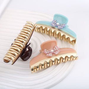 Pince <span class=keywords><strong>à</strong></span> cheveux papillon personnalisée en acétate de perle luxueuse, ornée de strass étincelants, grande pince <span class=keywords><strong>à</strong></span> cheveux pour femme, vente en gros - Product Image 3