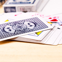 Neue Maßgefertigte Personalisierte Luxuriöse Umweltfreundliche Plastik-Pokerkarten Glatte Wasserfeste Schwarze Spielkarten Goldplattierte Langlebige Poker-Decks