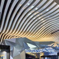 Plafond suspendu en aluminium de forme ondulée dorée, ignifuge, moderne et personnalisé, revêtu de PVDF pour les projets d'hôtels, de centres commerciaux et d'hôpitaux