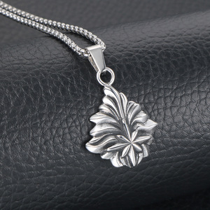 Collier avec pendentif fleur en acier inoxydable, design géométrique étoile à huit branches SP814 - Product Image 5