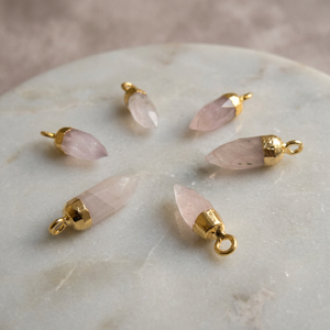 Pendentif en quartz rose naturel, petit charme en forme de balle, connecteur à boucle unique, plaqué or, environ 0,5 pouce de long - Product Image 1
