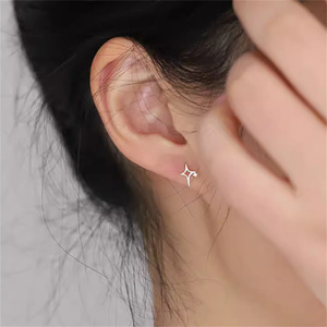 ต่างหูเงินแท้ ROXI 925 ดีไซน์มินิมอลรูปดาวสี่แฉกสำหรับ S925 - Product Image 3