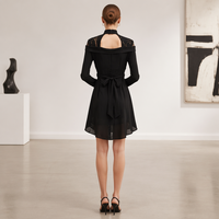 Robe mini noire unie en dentelle florale pour femme, col montant, dos évidé, taille nouée, manches longues, empiècements en satin, coupe trompette/sirène