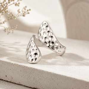Anello Aperto con Texture Irregolare, Gioiello Minimalista da Dito - Product Image 1