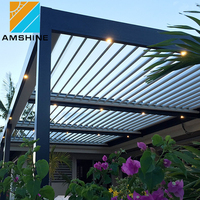 Pergola bioclimatique automatique d'extérieur en aluminium avec toit à lames orientables imperméable et porte coulissante en verre