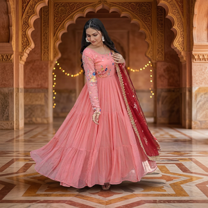 Robe Anarkali Salwar Kameez Traditionnelle en Soie pour Femme, Tenue de Soirée Indienne Longue Coupe Droite en Matériaux Recyclés - Product Image 3
