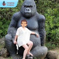 Maßgefertigte, handbemalte, lebensgroße, simulierte Orang-Utan-Statue aus Fiberglas für Garten, Park und Wald