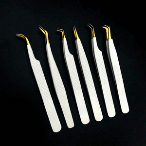 Pinzas para Extensión de Pestañas MB-155 Personalizadas, Punta de Acero Inoxidable con Baño de Oro Blanco, Antimagnéticas, Punta Suave de Precisión de 10 mm, Agarre de Diamante - Product Image 1