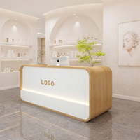 Bureau d'accueil bicolore de style crème minimaliste personnalisé avec éclairage LED encastré pour salon de beauté et boutique