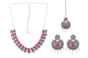 ชุดเครื่องประดับแวววาวแบบดั้งเดิมพร้อมต่างหูอัญมณีและ Maang Tikka สำหรับผู้หญิงใช้ในเทศกาลจากผู้ผลิตอินเดีย - Product Image 6