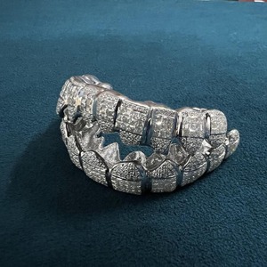 ชุดกริลล์ซเพชรโมอิสซาไนต์ VVS คุณภาพสูง ดีไซน์ทันสมัย สไตล์ฮิปฮอป  วัสดุเงินแท้ 925 สำหรับผู้ชายและผู้หญิง ราคาดีที่สุด - Product Image 2