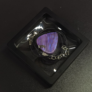 Collier pendentif plectre de <span class=keywords><strong>guitare</strong></span> personnalisé avec logo, plectre en résine lumineuse et perle, cordon en cuir, boîte de présentation flottante 3D, direct usine - Product Image 6