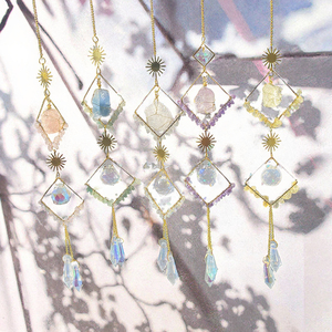 Venta al por mayor de lujo: Atrapasoles de cristal artesanal para interiores con diseño de dibujos animados, tallado en relieve, tema de pirámide hexagonal arcoíris, hecho a mano para Navidad. - Product Image 2