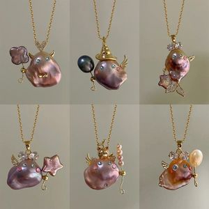 Collana Strega del Mondo Sottomarino con Perla Naturale e Ciondolo a Forma di Pesce Grande, Placcato Oro che Mantiene il Colore, Choker con Pesce che si Bacia - Product Image 2