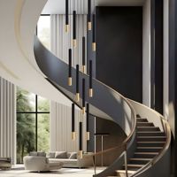 L'élément ultime pour le hall d'entrée : Escalier courbé sur mesure avec éclairage intégré et finitions métalliques raffinées