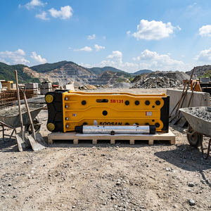 Marteau hydraulique supérieur SB131 pour excavatrices de 30 à 45 tonnes |   Marteau de mineur vertical à fort impact de 165 mm, jaune, pour travaux en carrière - Product Image 1