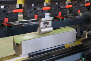 200T otomatik CNC Servo pres fren bükme makinesi 3200mm/4100mm uzun ömürlü hizmet verimli senkronize sac bükme - Product Image 4