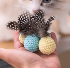 Balle interactive légère en fil doux au crochet avec plumes, herbe à chat et valériane, jouet à grincer pour chats d'intérieur - Product Image 4
