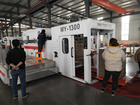 Découpe de lit plat CNC de précision avec enlèvement automatique des déchets ondulé