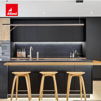 Armoire de cuisine Alland en placage de bois bicolore, style italien moderne, avec portes plates laquées noir mat et panneau d'îlot cannelé