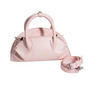 Grande trousse de maquillage résistante à l'eau en PU de Beena's Fashion avec fermeture à glissière, poignée souple, organiseur de maquillage élégant pour un usage quotidien - Product Image 1