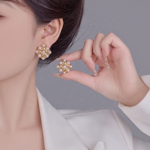 Pendientes de Perlas de Estilo Retro Francés para Mujer, Elegantes, Nuevo Diseño Explosivo con Temperamento Clásico, Estilo Pequeño y Fragante - Product Image 2
