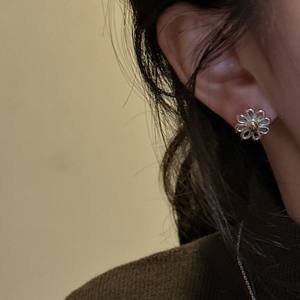 Pendientes elegantes de dos tonos de Plata de Ley 925, pendientes de tuerca de flor, pendiente de tuerca de Margarita para mujer - Product Image 3