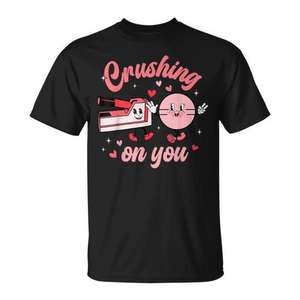 T-shirt pour femme « Crushing On You » pour la Saint-Valentin, pour les infirmières et le personnel médical - Product Image 1