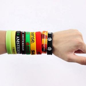 Bracelet de sport en tissu fin, design tendance et personnalisable - Product Image 3