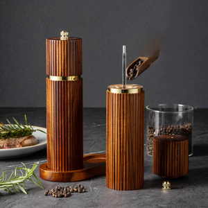 Ensemble moulin à sel et à poivre manuel réglable en bois naturel de 8 pouces, personnalisable, avec broyeur en céramique, accents dorés, cadeau écologique - Product Image 4