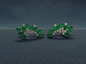 Boucles d'oreilles en or blanc 18 carats avec diamant naturel et émeraude pour femme - Cadeau de fiançailles, de mariage, d'anniversaire et de fête - Product Image 2