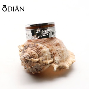 Set di Anelli Nuziali in Titanio <span class=keywords><strong>con</strong></span> Intarsio in Legno Inciso a Mano <span class=keywords><strong>con</strong></span> Design di Figure Tradizionali per Uomo - Product Image 6