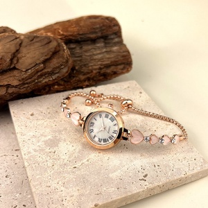 Relojes de Mujer de Nuevo Estilo: Relojes de Cuarzo Modernos, Sencillos y Personalizados con Cadenas en Forma de Corazón, Venta al Por Mayor de Fábrica - Product Image 4