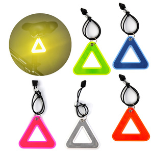 Pendentif réfléchissant triangulaire haute visibilité pour <span class=keywords><strong>VTT</strong></span>, vélo de route, cyclisme, sécurité routière nocturne, protection arrière - Product Image 1