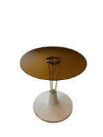Table basse élégante de style moderne, en verre trempé teinté ambre, avec plateau rond et base sculpturale évasée, modèle Mocha Orbit.