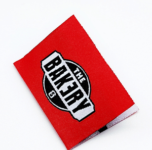 Étiquette tissée personnalisée avec logo de marque privée, avec anneau central pliable - Product Image 1