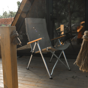 เก้าอี้พับอลูมิเนียมสำหรับกลางแจ้ง พนักพิงสูง ทรงสี่เหลี่ยม สำหรับสวน ดีไซน์มินิมอล ที่วางแขนไม้เนื้อแข็ง ปรับเอนได้ - Product Image 1