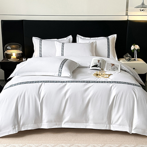Juego de Edredón de Cuatro Piezas de Poliéster Simple, Ropa de <span class=keywords><strong>Cama</strong></span> Bordada de Cinco Estrellas para Hotel y Casa de Huéspedes, Sábanas Transpirables para Todas las Estaciones - Product Image 5