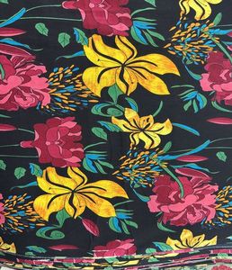 Tela de rayón viscosa con estampado Floral vibrante para vestido de mujer, Material que ofrece una sensación elegante y cómoda y una calidad artesanal Premium - Product Image 4