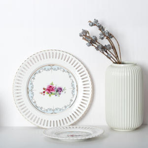 Porcelaine personnalisée vente en gros creux conception fleur réutilisable blanc chargeur assiette ensemble d'assiettes en céramique - Product Image 2