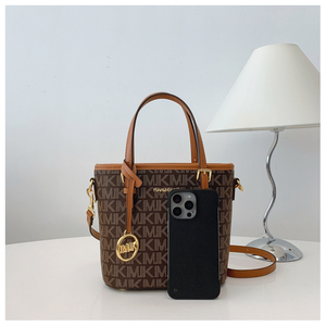 奢华设计师字母组合手提包高端单肩斜挎包大容量商务休闲，由高品质聚氨酯制成 - Product Image 3