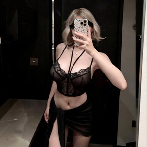 Ensemble de lingerie sexy pour femme, comprenant une nuisette dos nu push-up style débardeur fin avec soutien-gorge à armatures et maintien latéral en dentelle, et un ensemble soutien-gorge et culotte. - Product Image 4