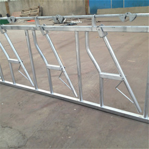 Hot Dip galvanizado Jersey vaca Headlock usado ganado Feed Headlock precios en <span class=keywords><strong>la</strong></span> India para <span class=keywords><strong>la</strong></span> <span class=keywords><strong>venta</strong></span> 6 metros de largo de 8 vacas Lock - Product Image 3